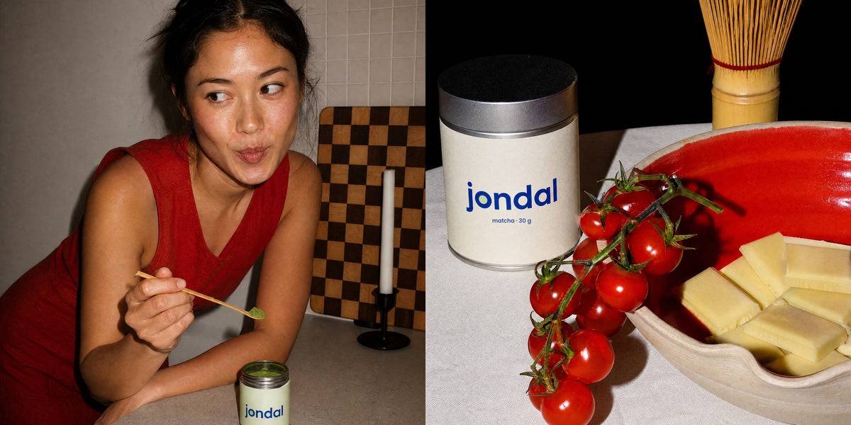 Frau mit Matcha-Löffel und Jondal-Dose in der Küche, daneben Jondal-Dose mit Kirschtomaten und roter Schale